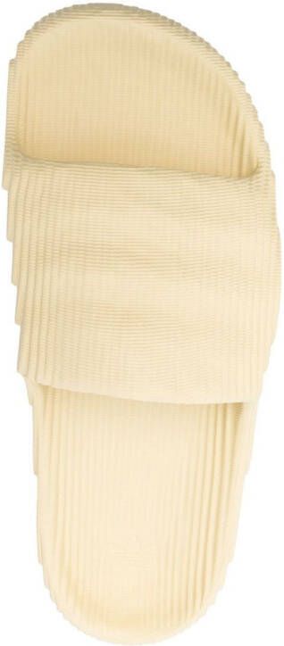 adidas Adilette slippers met textuur Beige