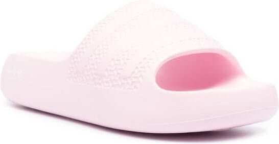 adidas Slippers met logo-reliëf Roze