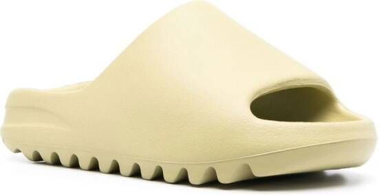 adidas Yeezy Slippers met geribbelde zool Groen