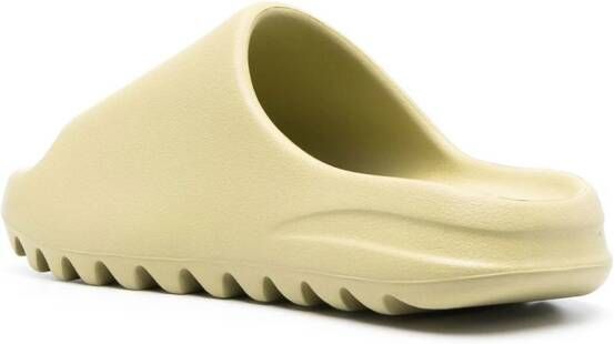 adidas Yeezy Slippers met geribbelde zool Groen