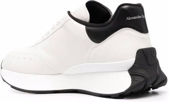 Alexander McQueen Sneakers met wapenschild Wit