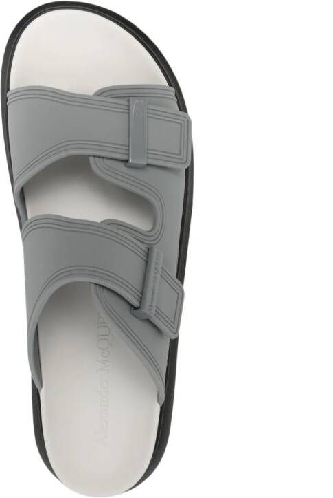 Alexander McQueen Hybrid sandalen met dubbel bandjes Grijs