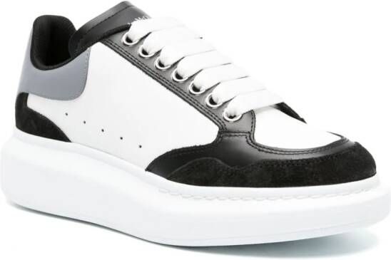 Alexander McQueen Oversized sneakers met colourblocking Wit