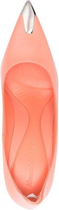 Alexander McQueen Pumps met metalen neus Oranje