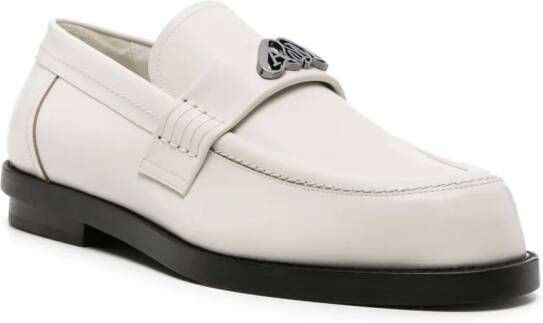 Alexander McQueen Loafers met plakkaat Beige