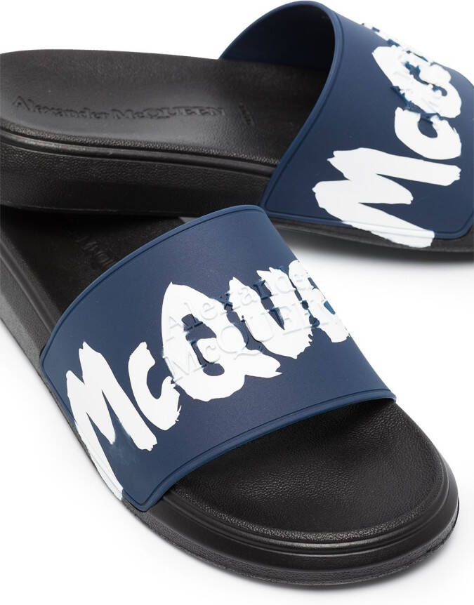 Alexander McQueen Slippers met graffiti logo Blauw