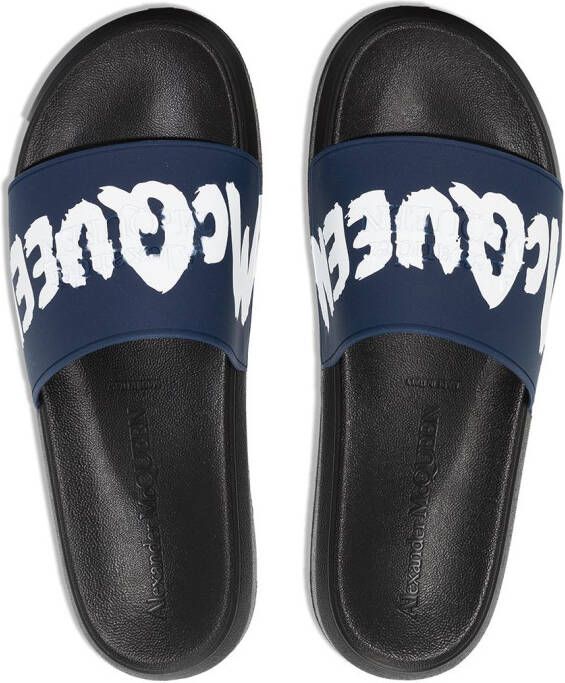 Alexander McQueen Slippers met graffiti logo Blauw