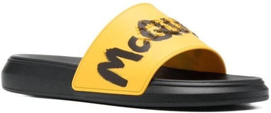 Alexander McQueen Slippers met logo Geel