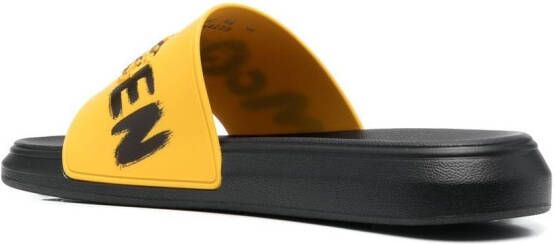 Alexander McQueen Slippers met logo Geel