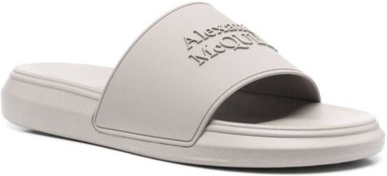 Alexander McQueen Slippers met logo-reliëf Grijs