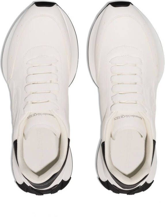 Alexander McQueen Sneakers met logo-reliëf Beige