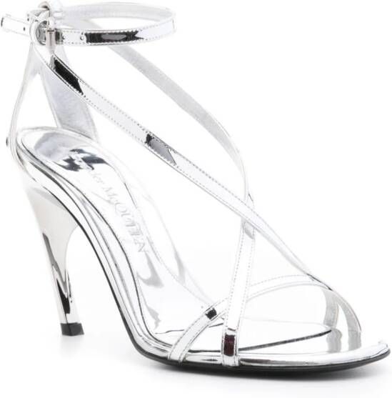 Alexander McQueen Twisted Armadillo gelakte sandalen Zilver