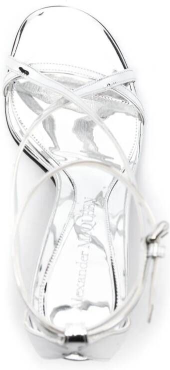 Alexander McQueen Twisted Armadillo gelakte sandalen Zilver