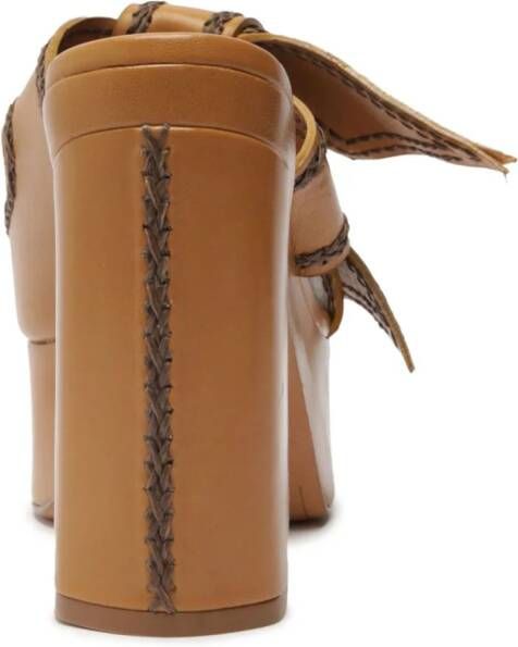 Alexandre Birman Clarita asymmetrische sandalen Bruin