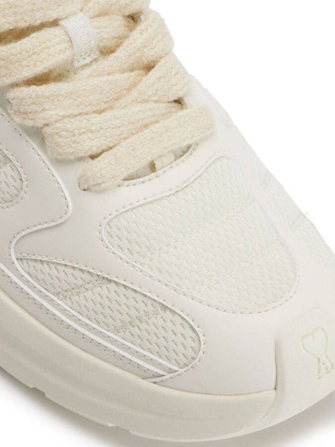 AMI Paris Sneakers met vlakken Beige