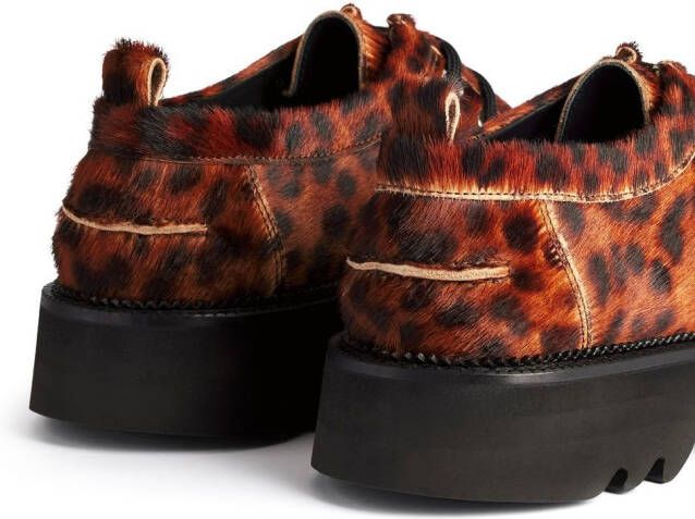 AMI Paris Veterschoenen met luipaardprint Bruin