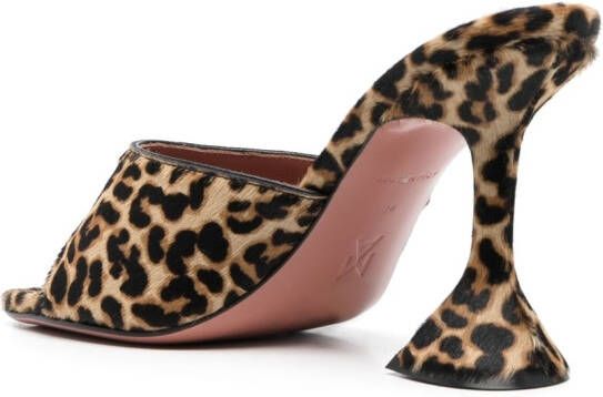 Amina Muaddi Sandalen met luipaardprint Beige