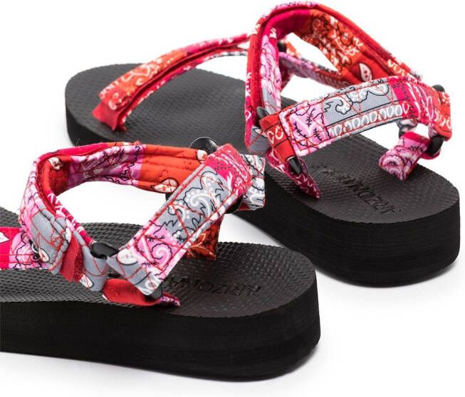 Arizona Love Trekky sandalen met bandanaprint Roze