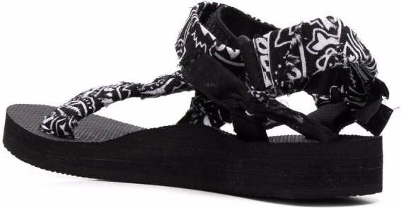 Arizona Love Trekky sandalen met bandanaprint Zwart