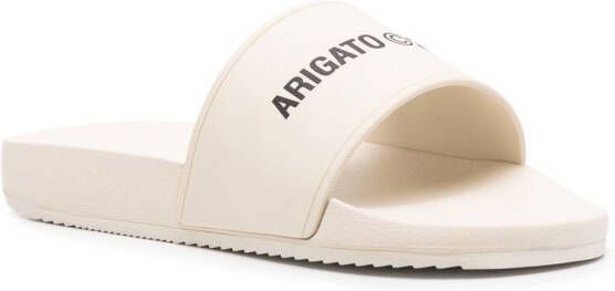 Axel Arigato Badslippers met logoprint Beige