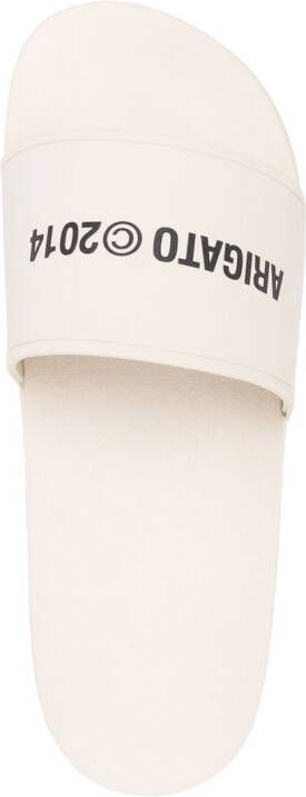 Axel Arigato Badslippers met logoprint Beige