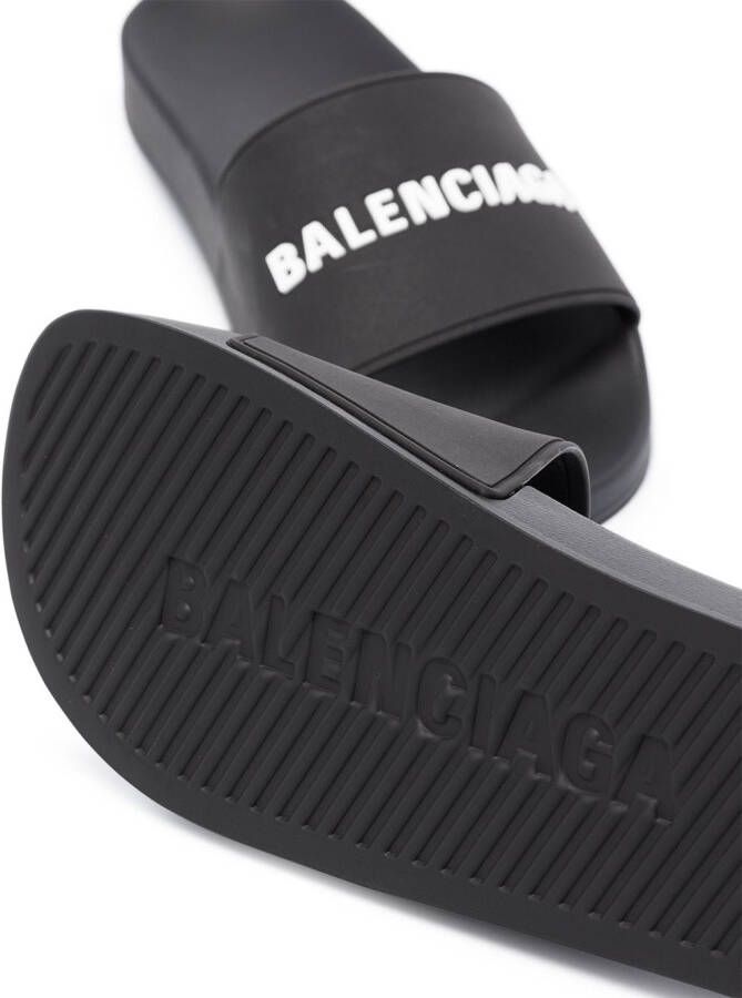 Balenciaga Badslippers met logo Zwart
