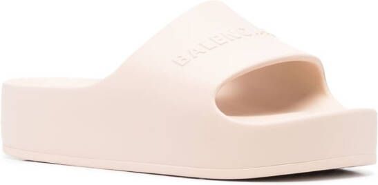 Balenciaga Chunky slippers met logo-reliëf Beige