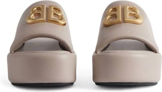Balenciaga Rise slippers met logo Beige