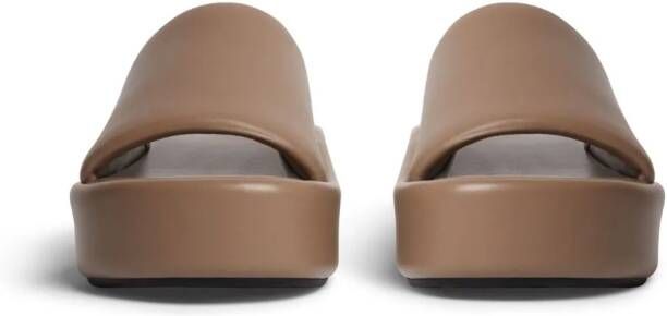 Balenciaga Rise slippers met plateauzool Beige