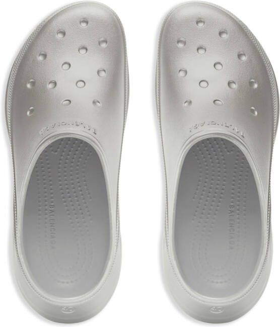Balenciaga x Crocs™ chunky slippers Zilver