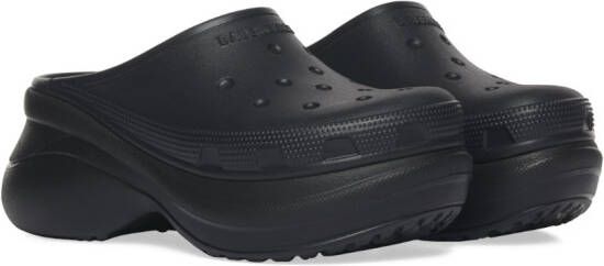 Balenciaga x Crocs slippers met logo-reliëf Zwart