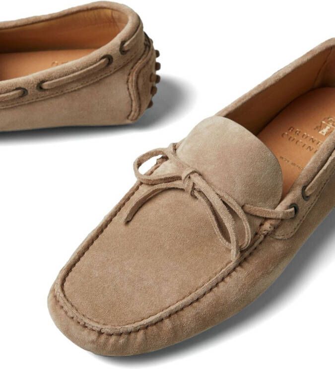 Brunello Cucinelli Suède loafers met strikdetail Beige