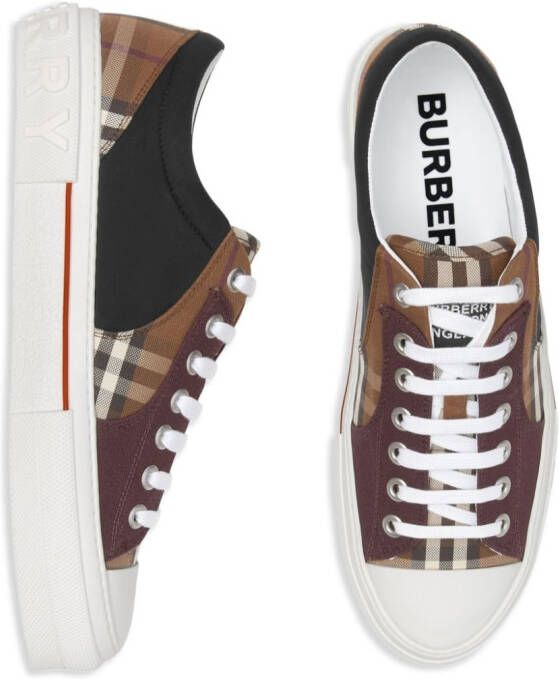 Burberry Pre-owned Sneakers met patchwork Bruin