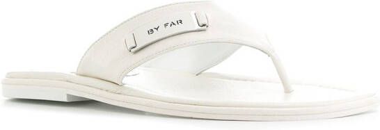 BY FAR Teenslippers met logoplakkaat Wit