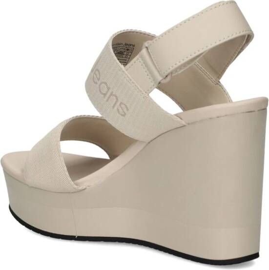 Calvin Klein Jeans 110 mm Sandalen met logobandje en sleehak Beige