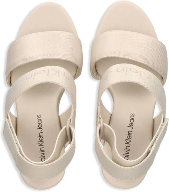 Calvin Klein Jeans 110 mm Sandalen met logobandje en sleehak Beige