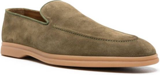 Doucal's almond-toe suede loafers Groen