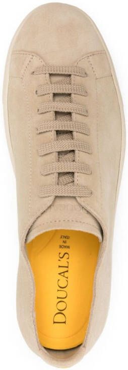 Doucal's Suède sneakers met logo-reliëf Beige