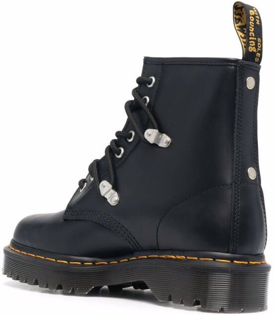 Dr. Martens Bex veterlaarzen met studs Zwart