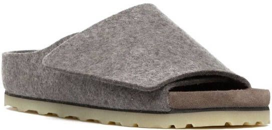 Fear Of God Slippers met open neus Grijs