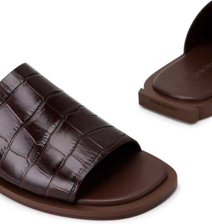 Ferragamo Brett slippers met krokodillen-reliëf Bruin