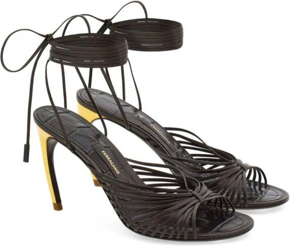 Ferragamo Sandalen met gebogen hak Bruin