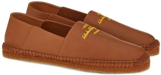 Ferragamo Espadrilles met logoprint Bruin