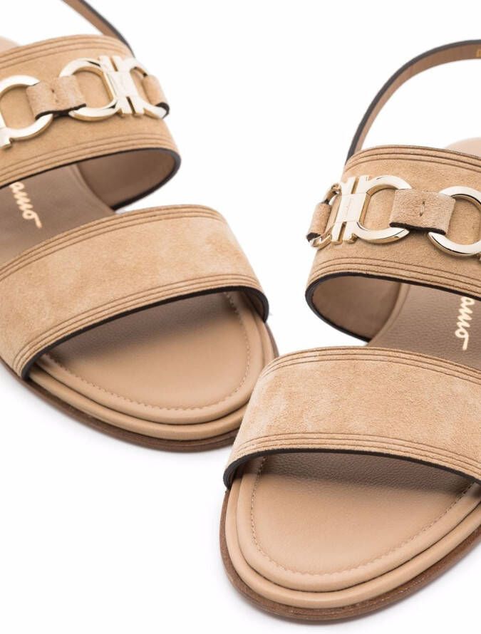 Ferragamo Gancini sandalen met plakkaat Beige
