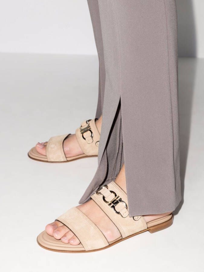 Ferragamo Gancini sandalen met plakkaat Beige
