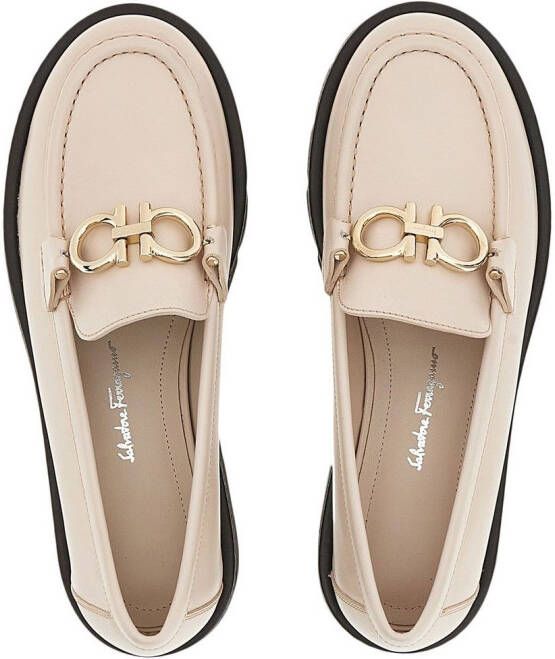 Ferragamo Loafers met Gancini plakkaat Beige