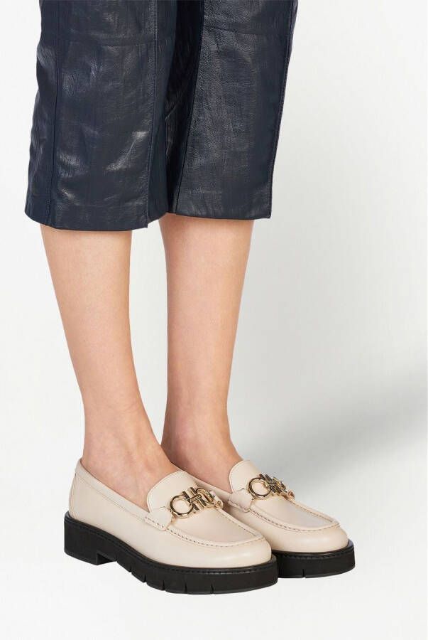 Ferragamo Loafers met Gancini plakkaat Beige