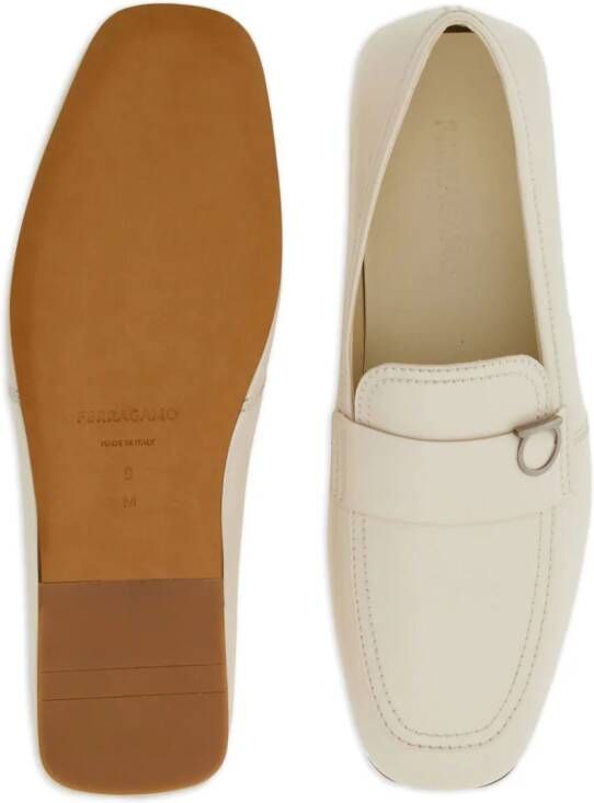 Ferragamo Loafers met Gancini-plakkaat Wit