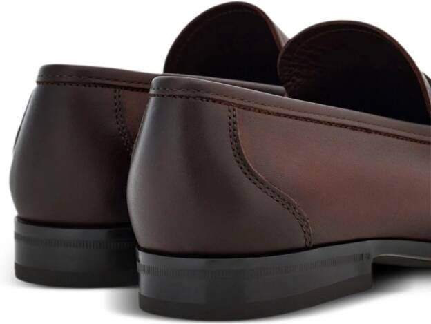 Ferragamo Leren loafers met logo-reliëf Bruin