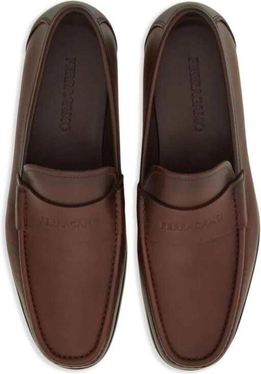 Ferragamo Leren loafers met logo-reliëf Bruin